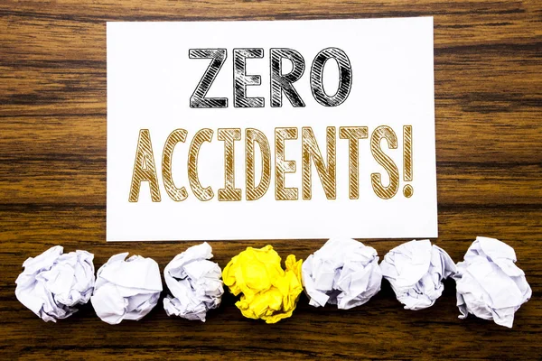 Mot, écrivant Zéro Accidents. Concept pour la sécurité au travail Danger Écrit sur papier autocollant rappel note, fond en bois avec collant, un seul papier plié pour la différence ou la collaboration — Photo