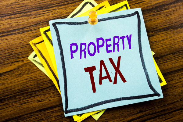 Написание текста с указанием налога на имущество. Бизнес-концепция налогообложения доходов от недвижимости написана на липкой бумаге на деревянном фоне
.