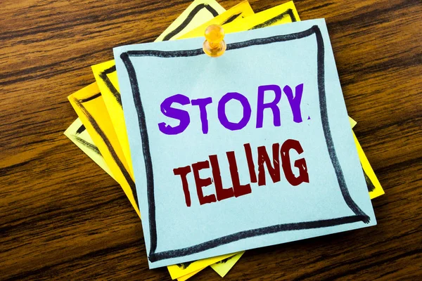 Skriva text visar berättande. Affärsidé för Teller berättelse meddelande på fästis papper på trä bakgrund. — Stockfoto