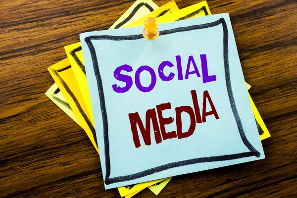 Sosyal medya gösterilen metin yazma. İş kavramı küresel Internet ağ ahşap arka plan üzerinde yapışkan not kağıt üzerinde yazılı için.