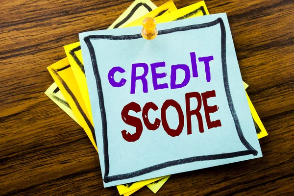 Kredi puanı gösterilen metin yazma. Mali değerlendirme ahşap arka plan üzerinde yapışkan not kağıt üzerinde yazılı kayıt için iş kavramı.