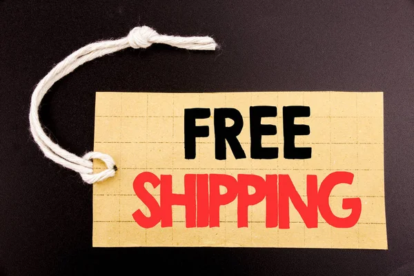 Kata, menulis Free Shipping. Konsep bisnis untuk penjualan online Pengiriman Untuk Transportasi ditulis pada label harga kertas pada latar belakang vintage hitam . — Stok Foto