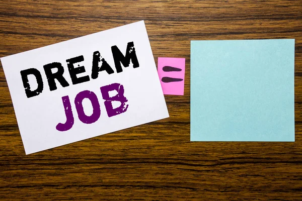 Texte de l'annonce manuscrite montrant Dream Job. Concept d'entreprise pour Dreaming About Career écrit sur du papier collant sur fond en bois. Signe mathématique d'équation pour votre espace — Photo