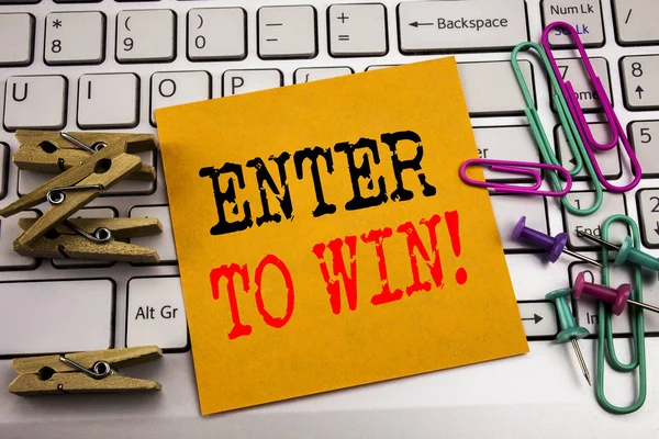 Tekst intoetsen met Enter to Win. Businessconcept voor winnen in competitie geschreven op notitie papier op de achtergrond wit toetsenbord. — Stockfoto