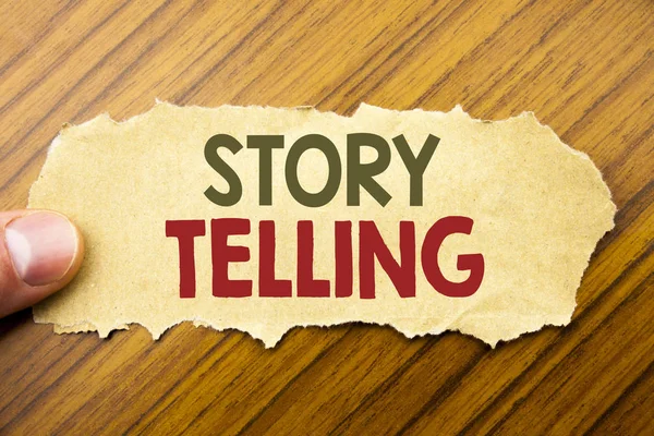 Het schrijven van tekst tonen van Storytelling. Businessconcept voor Teller verhaal bericht geschreven op nota papier op de houten achtergrond met menselijke vinger. Vintage stijl. — Stockfoto
