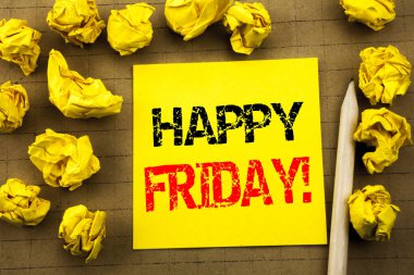 Mutlu Cuma gösteren el yazısı metin. Hafta sonu yapışkan not Kağıt antika arka plan üzerinde yazılı karşılama için iş kavramı. Sarı kağıtları arka plan üzerinde katlanmış