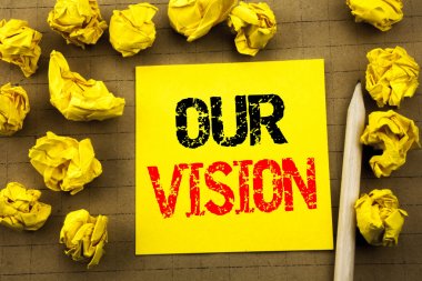 Bizim vizyon gösteren el yazısı metin. İş kavramı için pazarlama stratejisi vizyon yapışkan not Kağıt antika arka plan üzerinde yazılı. Sarı kağıtları arka plan üzerinde katlanmış