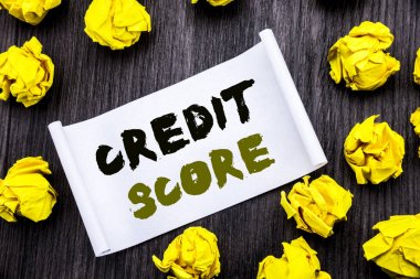 Kredi puanı gösterilen metin yazma. Katlanmış Yapışkan Not Not Not defter kitap ahşap zemin üzerine sarı yapışkan mali Puan kaydı yazılı için iş kavramı.