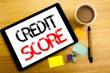 El yazısı metnini başlık kredi puanı gösterilen. Yazmak için mali Puan kaydı yazılı tablet laptop, yapışkan not, kahve ve kalem ile ahşap arka plan iş kavramı