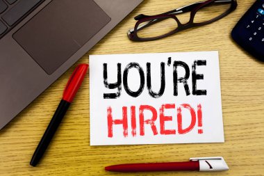 Kavramsal el vardır işe gösterilen metin yazma. İş kavramı için çalışan Office kopya alanı, pen marker ve gözlük ile kağıt, ahşap arka plan üzerinde yazılı işçi işe alma