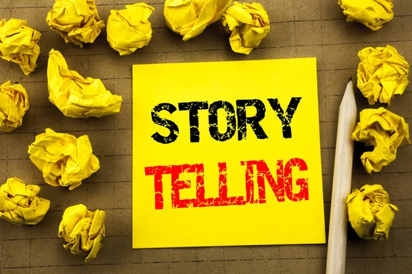 Texto de escritura que muestra Storytelling. Concepto de negocio para Teller Story Mensaje escrito en papel adhesivo sobre fondo vintage. Papeles amarillos plegados en el fondo — Foto de Stock