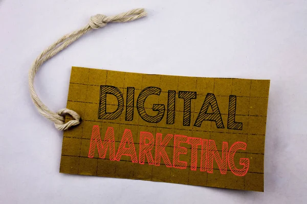 Testo di annuncio calligrafico che mostra Digital Marketing. Business concept in vendita online Business Strategy scritta su cartellino del prezzo su sfondo bianco vintage . — Foto Stock