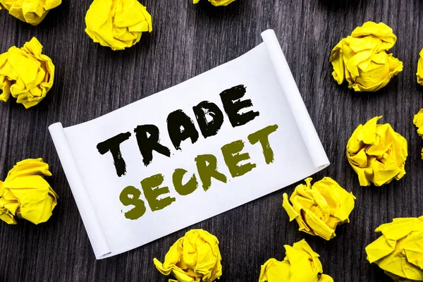 Ticari sır gösterilen metin yazma. Veri koruma yazılı için iş kavramı katlanmış Yapışkan Not Not Not defter kitap ahşap zemin üzerine sarı yapışkan.