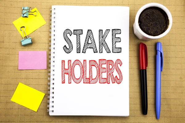 Palabra, escribiendo Stake Holders. Concepto de negocio para Stakeholder Engagement Escrito en el bloc de notas fondo de papel con vista de oficina espacial con marcador de lápiz café — Foto de Stock