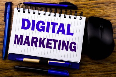 Dijital pazarlama gösteren el yazısı metin. İş kavramı için iş stratejisi defter kitap bir not kağıdına ahşap arka plan üzerinde yazılı. Mavi word mektup. Fare için ileri.