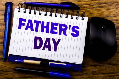 Baba s gün gösteren el yazısı metin. Baba kutlama olay defter kitap bir not kağıdına ahşap arka plan üzerinde yazılı için iş kavramı. Mavi word mektup. Fare için ileri.