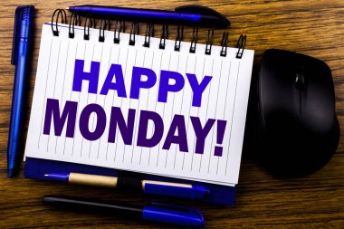 Mutlu Pazartesi gösteren el yazısı metin. Yeni hafta defter kitap bir not kağıdına ahşap arka plan üzerinde yazılı motivasyon için iş kavramı. Mavi word mektup. Fare için ileri.