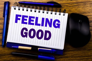 Duygu iyi gösteren el yazısı metin. İş kavramı için mutlu pozitif tutum defter kitap bir not kağıdına ahşap arka plan üzerinde yazılı. Mavi word mektup. Fare için ileri.