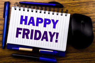 Mutlu Cuma gösteren el yazısı metin. Hafta sonu defter kitap bir not kağıdına ahşap arka plan üzerinde yazılı karşılama için iş kavramı. Mavi word mektup. Fare için ileri.