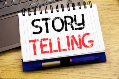 Word, hikaye yazma. İş kavramı anlatan hikaye defter kitap dizüstü bilgisayar ile ofiste ahşap arka plan üzerinde Yazılı mesaj için