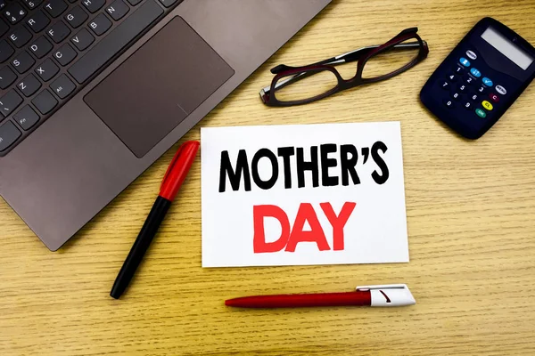 Χειρόγραφου κειμένου Λεζάντα προβολή Ημέρα Μητέρας. Επιχειρηματική ιδέα εγγράφως για μαμά γιορτή χαιρετισμούς γραμμένο σε χαρτί, ξύλινα φόντο στο γραφείο με το χώρο, μαρκαδόροι και γυαλιά — Φωτογραφία Αρχείου
