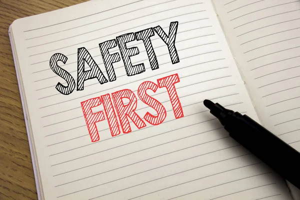 Emanet ilk gösteren el yazısı duyuru metin. İş kavramı güvenli marker kalem ile kitap arka plan üzerinde kopya alanı ile defter üzerinde yazılı uyarı için