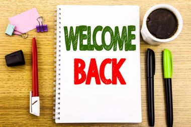 Hoş geldiniz tekrar gösterilen metin resim yazısı yazma el. Duygu tebrik yazılı için iş kavramı üzerinde not defteri not kağıdı arkaplan kalem marker kahve ile alan office Manzaralı