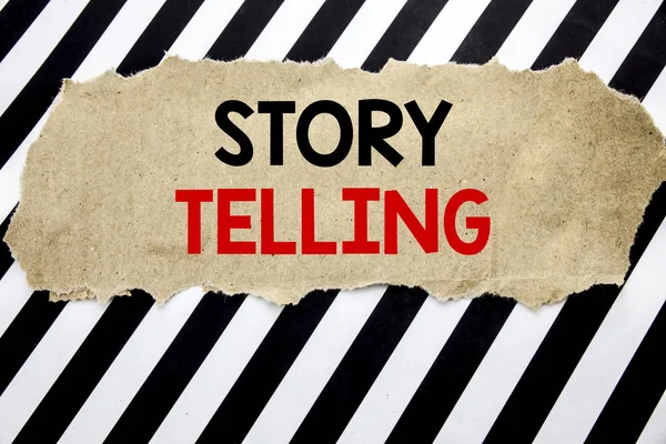 Texto manuscrito que muestra Storytelling. Escritura de conceptos de negocio para Teller Story Message Escrito en papel de nota, fondo negro con espacio . — Foto de Stock