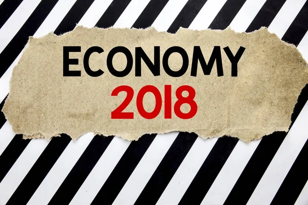 Ručně psaný text zobrazující ekonomika 2018. Obchodní koncept zápisu pro slovo finanční budoucnost plánovat napsána na dopisní papír, černé pozadí s prostorem. — Stock fotografie