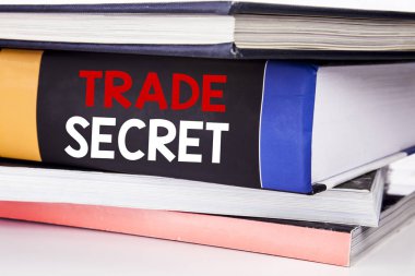 Ticari sır gösterilen metin resim yazısı ilham yazma el. Beyaz arka plan üzerinde kitap üzerinde yazılı veri koruması için iş kavramı.