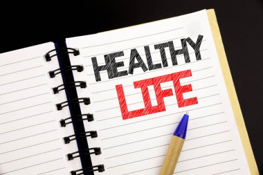 Sağlıklı yaşam gösteren el yazısı duyuru metin. İş kavramı için iyi sağlık kalem marker ile eski ahşap ahşap arka plan üzerinde kopya alanı ile not etmek üstünde yazılı gıda