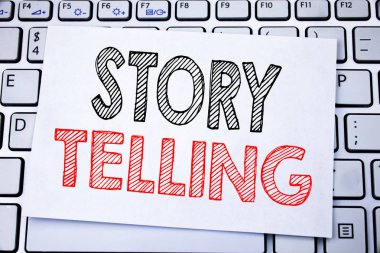 El yazısı metnini başlık hikaye anlatımı gösterilen. İş kavramı anlatan hikaye beyaz klavye arka plan üzerinde yapışkan not kağıt üzerinde Yazılı mesaj yazma.