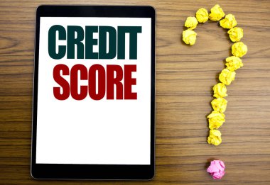 Word, kredi puanı yazma. Mali değerlendirme kaydı yazılı tablet, sonuna soru işareti ile ahşap arka plan için iş kavramı.