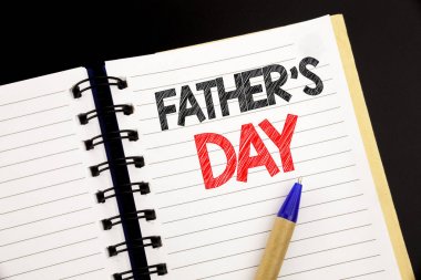 Baba s gün gösteren el yazısı duyuru metin. Baba kutlama üstünde not etmek kopya alanı eski ahşap ahşap arka plan üzerinde kalem marker ile yazılan olay için iş kavramı