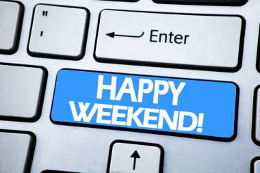 Heppy hafta sonu gösteren el yazısı duyuru metin. Hafta sonu klavye arka plan üzerinde kırmızı anahtar yazılı mesaj için iş kavramı.