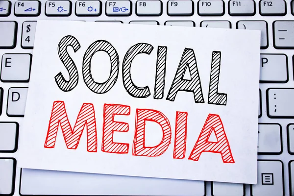 Didascalia del testo manoscritta che mostra i social media. Business concept writing per Global Internet Network scritto su carta appiccicosa sullo sfondo della tastiera bianca . — Foto Stock