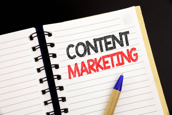 Почерк Раздражающий текст, показывающий содержание маркетинга. Бизнес-концепция для онлайн медиа-плана, написанного на блокноте с копировальным пространством на старом деревянном фоне с маркером пера
