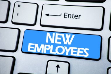 Yeni çalışanları gösteren el yazısı duyuru metin. Hoş geldiniz Staf klavye arka plan üzerinde kırmızı anahtar yazılı alımı için iş kavramı.