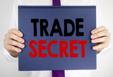 Ticari sır gösterilen metin yazma. Veri koruması tarafından adam bulanık takım elbise arka planda tutarak kitap defter kağıt üzerinde yazılı için iş kavramı.