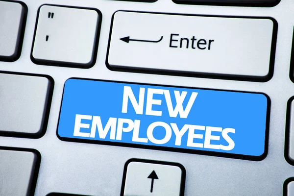 Rukopis oznámení text zobrazující nových zaměstnanců. Obchodní koncept pro úvodní Staf nábor na červené tlačítko na klávesnici pozadí. — Stock fotografie