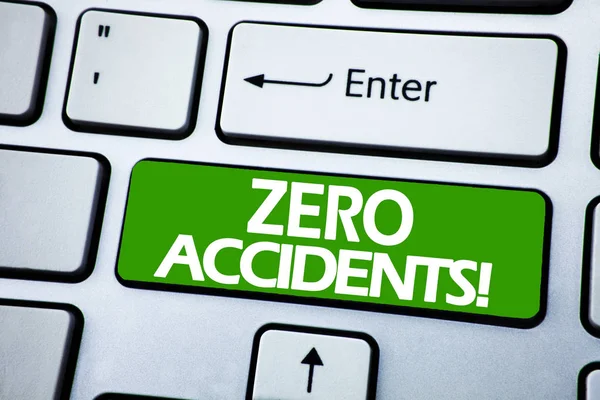 事故ゼロを示す手書きのお知らせのテキスト。キーボードの背景に青のキーに書かれた作業危険で安全のビジネス コンセプト. — ストック写真