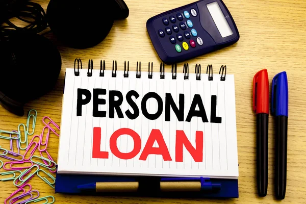 Kavramsal el kişisel kredi gösterilen metin resim yazısı yazma. İş kavramı ofis ahşap arka plan dizüstü kahve ile defter kitap üzerinde yazılı banka mali yardım için