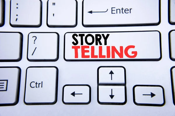 字, 写故事。业务概念的出纳故事消息写在白色的键盘键与复制空间。顶部视图. — 图库照片