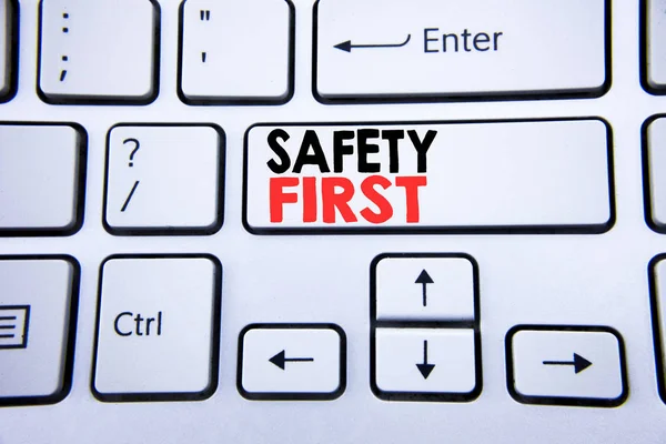 Wort, Sicherheit geht vor. Business-Konzept für sichere Warnung auf weißer Tastatur mit Kopierraum geschrieben. Ansicht von oben. — Stockfoto
