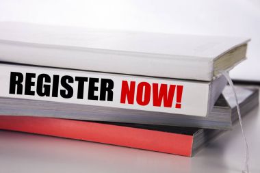 Register Now gösterilen metin yazma. Beyaz arka plan üzerinde kitap yazıldı üyelik için birleştirmek için iş kavramı.
