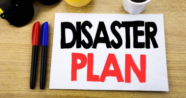 El yazısı metnini başlık afet planı gösterilen. Acil durumda kurtarma ile güneş gözlüğü ile eski ahşap ahşap arka plan üzerinde kopya alanı üzerinde yapışkan not yazılı için yazma iş kavramı