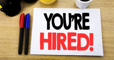 El yazısı metnini başlık vardır işe gösterilen. Çalışan güneş gözlüğü ile eski ahşap ahşap arka plan üzerinde kopya alanı ile yapışkan not yazılı işçi işe alma için yazma iş kavramı