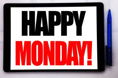 Kavramsal el mutlu Pazartesi gösterilen metin resim yazısı ilham yazma. Yeni hafta beyaz zemin üzerine tablet bilgisayarda ofiste kalemiyle yazılmış motivasyon için iş kavramı.