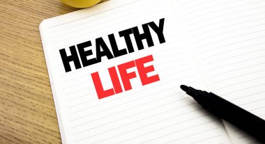 Kavramsal el sağlıklı yaşam gösterilen metin resim yazısı ilham yazma. İş kavramı için iyi sağlık defter, kopya alanı marker kalem kitap zemin üzerine yazılı gıda