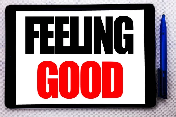 Fogalmi kézi írás bemutató Feeling Good szöveg felirat ihletet. Üzleti koncepció, a boldog, tollal, az irodában a fehér alapon tablet számítógépen írt pozitív hozzáállás. — Stock Fotó